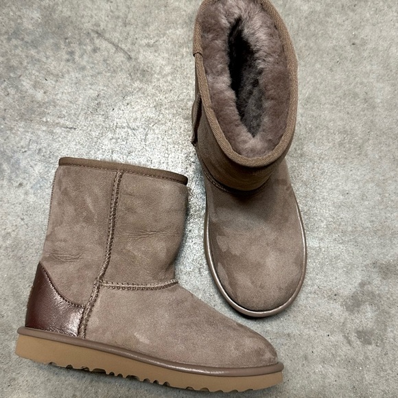 NEW Classic Kids UGG Boots - Picture 1 of 7